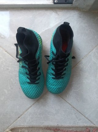 Zapatillas de fútbol turquesa y negras
