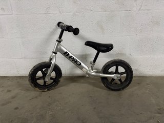 Bicicleta de equilibrio B-PRO plateada