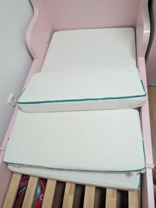 Cama extensible rosa IKEA para niña