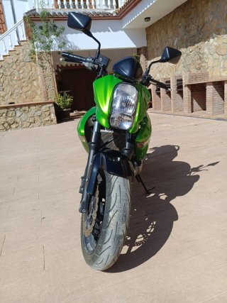 Kawasaki ER-6n - Potencia, Estilo y Diversión