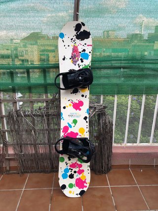 Snowboard Bataleon 143 con fijaciones Burton