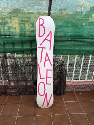 Snowboard Bataleon 143 con fijaciones Burton