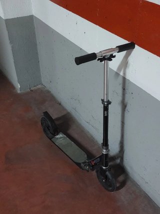 Patinetes plegables negro y azul