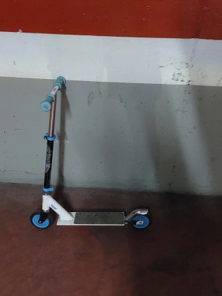 Patinetes plegables negro y azul