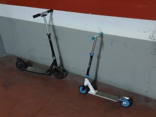 Patinetes plegables negro y azul