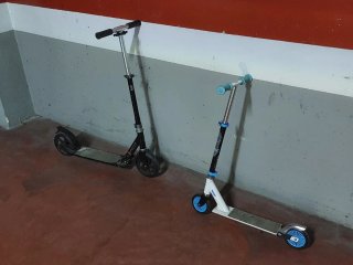 Patinetes plegables negro y azul