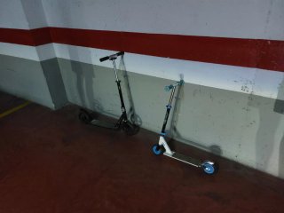 Patinetes plegables negro y azul