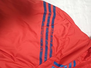 Chaqueta Adidas Roja con Rayas Azules
