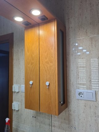 Espejo de baño madera y cristal.