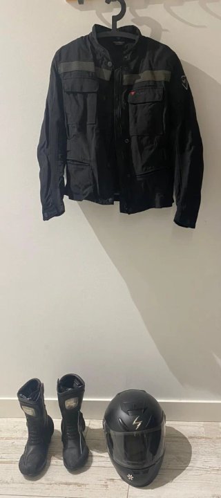 Casco, chaqueta y botas de moto