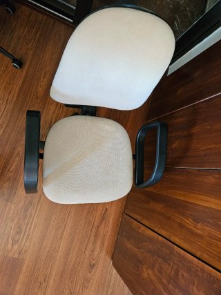 Silla de oficina beige con reposabrazos