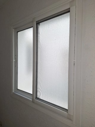 Ventana corredera blanca