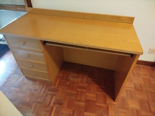 Escritorio de madera con cajones