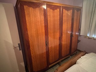 Armario de madera antiguo