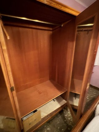 Armario de madera antiguo