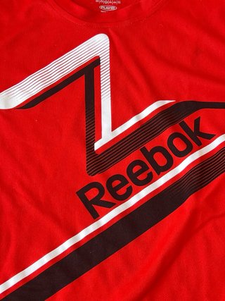 CAMISETA DE REEBOK TEJIDO TRASPIRABLE  DEPORTIVA