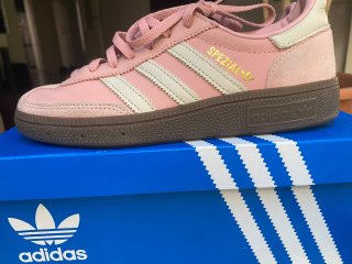 Zapatillas Adidas Spezial rosas y beige