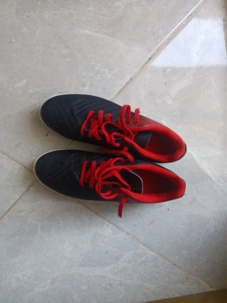 Zapatillas de fútbol negras y rojas