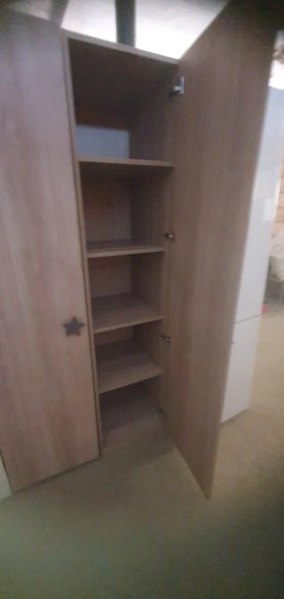 Armario de madera con tiradores estrella