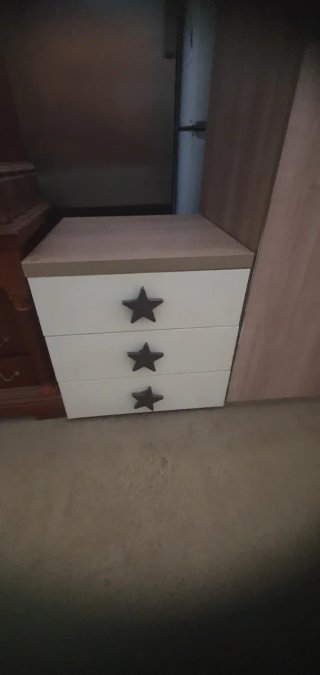 Armario de madera con tiradores estrella