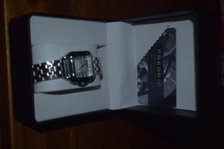 Reloj de pulsera plateado y negro