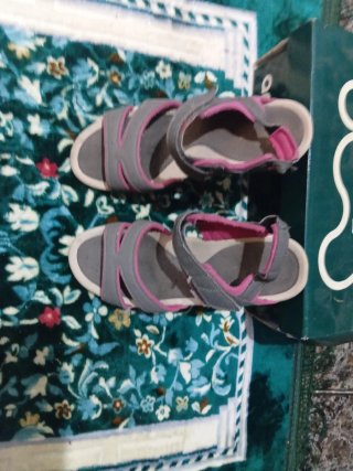Sandalias grises y rosas