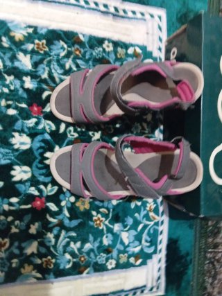 Sandalias grises y rosas