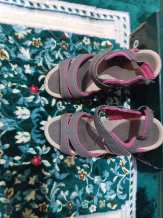 Sandalias grises y rosas