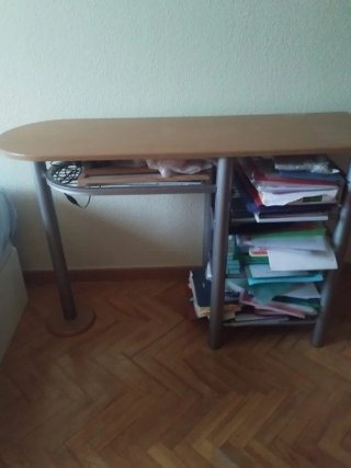 Mesa de escritorio madera y metal.