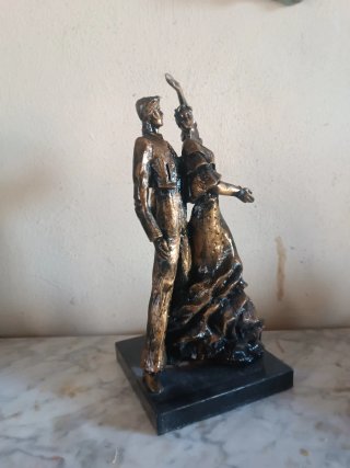 Pareja bailando sevillanas con peana