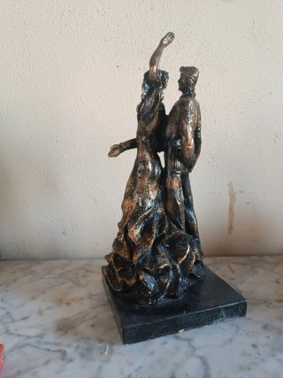 Pareja bailando sevillanas con peana