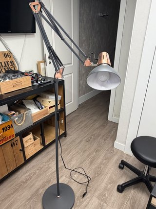 Lámpara de pie gris metálica