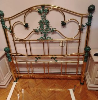 Cama forja artesanal dorada y verde