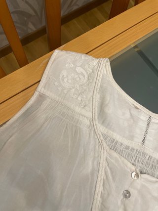 Camisa blanca sin mangas con bordado
