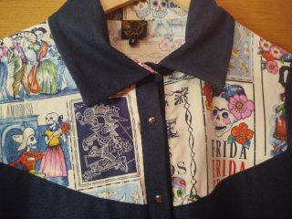 Vestido vaquero estampado de calaveras mexicanas