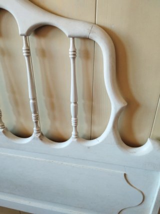 Regalo cabecero de cama de madera blanco pintada.