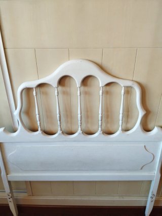 Regalo cabecero de cama de madera blanco pintada.