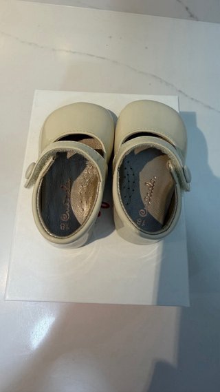 Zapato charol beig talla 18