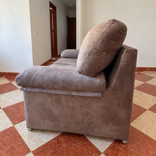 2 Sofás Grises + 4 Cojines Negros