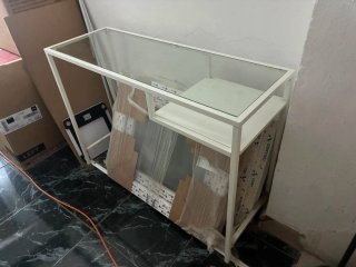 Escritorio de cristal y metal blanco