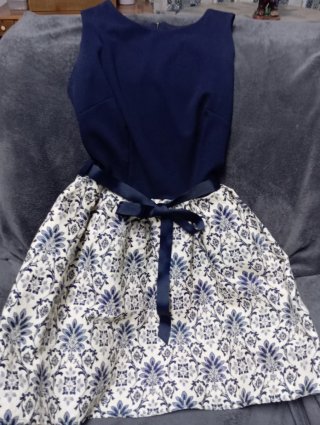 Vestido azul y blanco con lazo