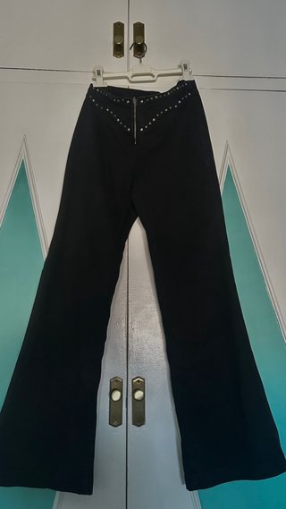 Pantalón Bershka negro tachuelas T.38