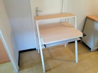 Escritorio de madera y metal