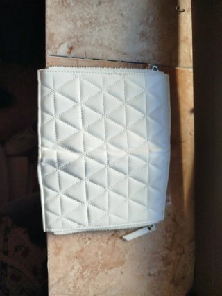 Cartera blanca acolchada con cremallera