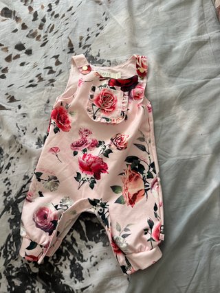 Mono bebé floral rosa