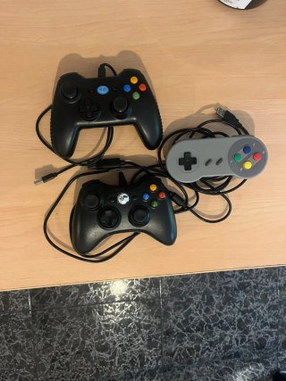 3 mandos de videojuegos