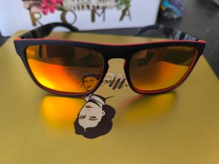 Gafas de sol polarizadas negras y rojas