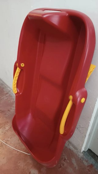 Trineo Decathlon rojo con freno