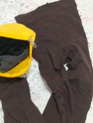 Collant con pizzo nero e calze marroni