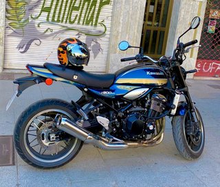 Kawasaki Z900 RS Azul y Dorado